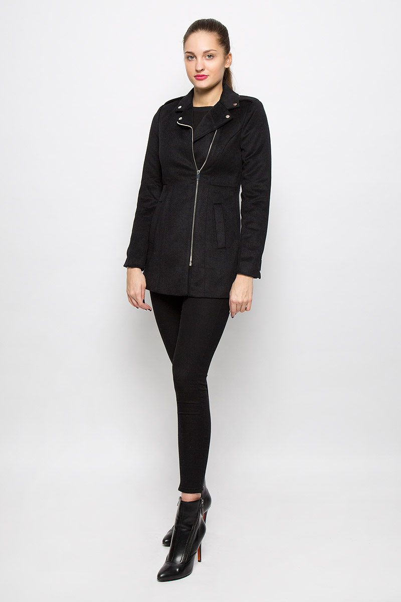 Пальто10159249_Black Пальто10159249_BlackУдобное женское пальто Vero Moda согреет вас в прохладную погоду и позволит выделиться из толпы. Модель с длинными рукавами и воротником с лацканами выполнена из шерсти с полиэстером и подкладкой из полиэстера, застегивается на застежку-молнию спереди. Изделие дополнено двумя втачными карманами. На манжетной части рукава можно расстегнуть с помощью декоративных кнопок. Пальто надежно сохранит тепло и защитит вас от ветра и холода. Это модное и в то же время комфортное пальто - отличный вариант для прогулок, оно подчеркнет ваш изысканный вкус и поможет создать неповторимый образ.