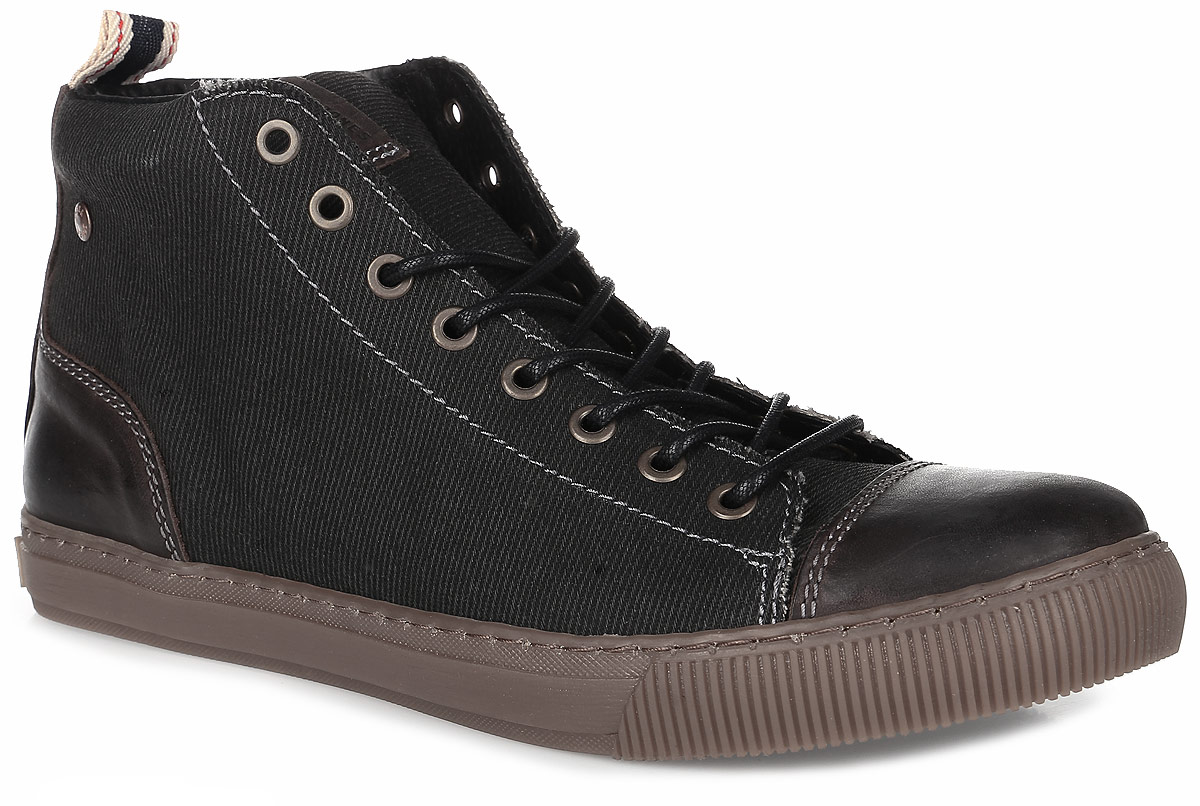 Кеды12112323_Pirate Black Кеды12112323_Pirate BlackКеды от Jack & Jones выполнены из высококачественного канваса. Носочная часть и задник укреплены вставками из натуральной кожи. Модель на классической шнуровке. Боковая сторона, язычок и задник оформлены логотипом бренда. Подкладка изготовлена из натуральной кожи и текстиля, стелька - из текстиля. Резиновая подошва оснащена рифлением.
