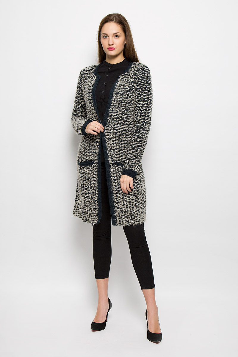 Кардиган3021822.00.71_6901 Кардиган3021822.00.71_6901Женский кардиган Selected Femme выполнен из высококачественной комбинированной пряжи. Удлиненная модель с длинными рукавами не имеет застежек. Изделие дополнено двумя втачными карманами спереди. Манжеты рукавов связаны резинкой.
