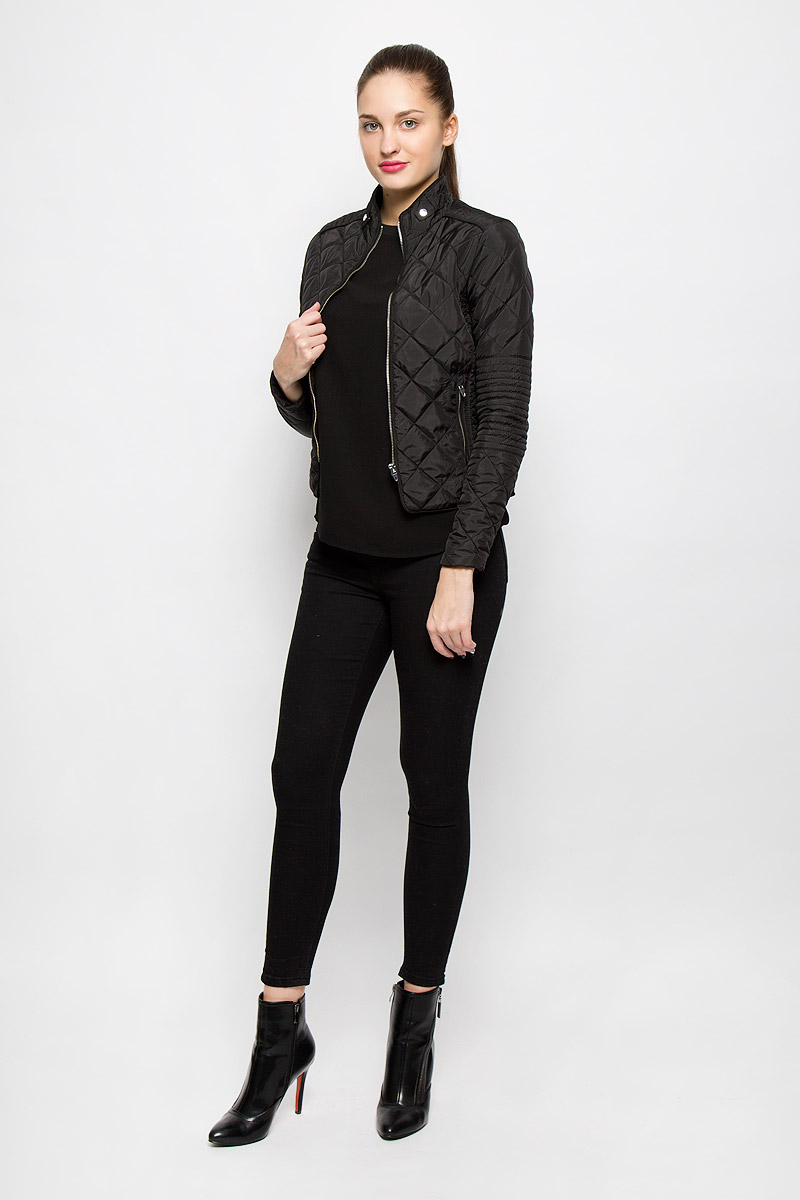Куртка10159766_Black Куртка10159766_BlackСтильная женская куртка Vero Moda выполнена из 100% полиэстера. Такая модель отлично подойдет для прохладной погоды. Куртка с воротником-стойкой и длинными рукавами застегивается на металлическую застежку-молнию. Спереди модель дополнена двумя прорезными карманами на молниях. Воротник украшен шлевками и хлястиками на застежках-кнопках. Куртка оформлена стеганным принтом и по рукаву дополнена эластичной трикотажной резинкой. Очень комфортная и стильная куртка будет прекрасным выбором для повседневной носки и подчеркнет вашу индивидуальность.