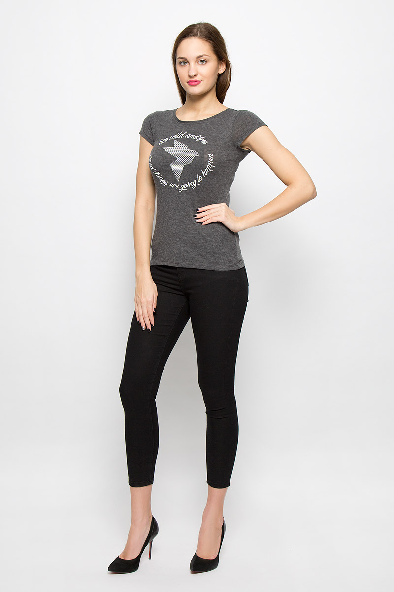 Футболка1035795.00.71_2620 Футболка1035795.00.71_2620Женская футболка Tom Tailor Denim с короткими рукавами и круглым вырезом горловины выполнена из хлопка с добавлением полиэстера. Футболка украшена крупным принтом с изображением птицы и надписью Live Wild and Free. Good Things Are Going To Happen.
