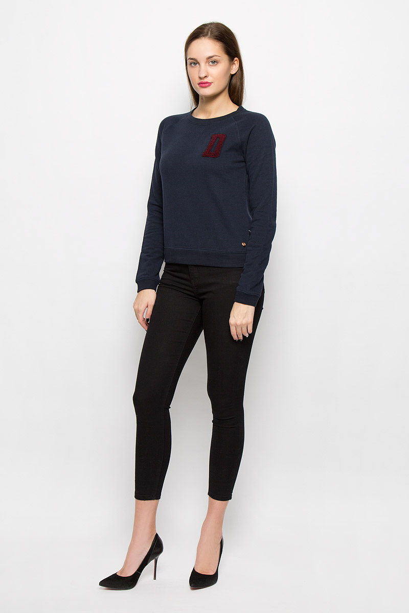Свитшот2530533.00.71_2707 Свитшот2530533.00.71_2707Женский свитшот Tom Tailor Denim с длинными рукавами-реглан и круглым вырезом горловины выполнен из натурального хлопка. Лицевая сторона изделия гладкая, внутренняя дополнена мелкими петельками. Изделие оформлено вышивкой петельками в виде буквы D. Рукава, низ и горловина свитшота дополнены широкими манжетами.