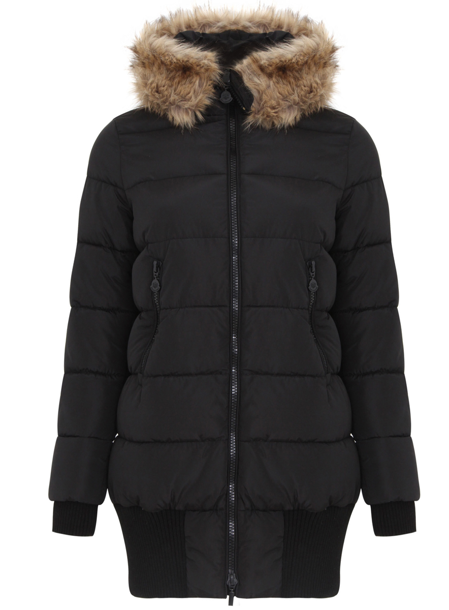 Пальто11C03002/43718/2900N Пальто11C03002/43718/2900NЖенское пальто oodji Ultra выполнено из 100% полиэстера. В качестве подкладки и утеплителя также используется полиэстер. Модель с несъемным капюшоном застегивается на застежку-молнию с двумя бегунками и имеет внутреннюю ветрозащитную планку. Капюшон оформлен искусственным мехом. Низ рукавов дополнен внутренними эластичными манжетами, а низ изделия эластичными вставками. Спереди расположено два прорезных кармана на застежке-молнии.