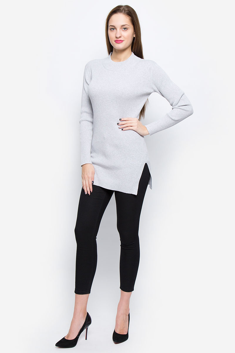 ДжемперCK3304_Light Grey ДжемперCK3304_Light GreyЖенский джемпер Glamorous выполнен из натурального хлопка. Удлиненная модель связана резинкой. Джемпер с круглым вырезом горловины и длинными рукавами имеет разрезы по бокам.