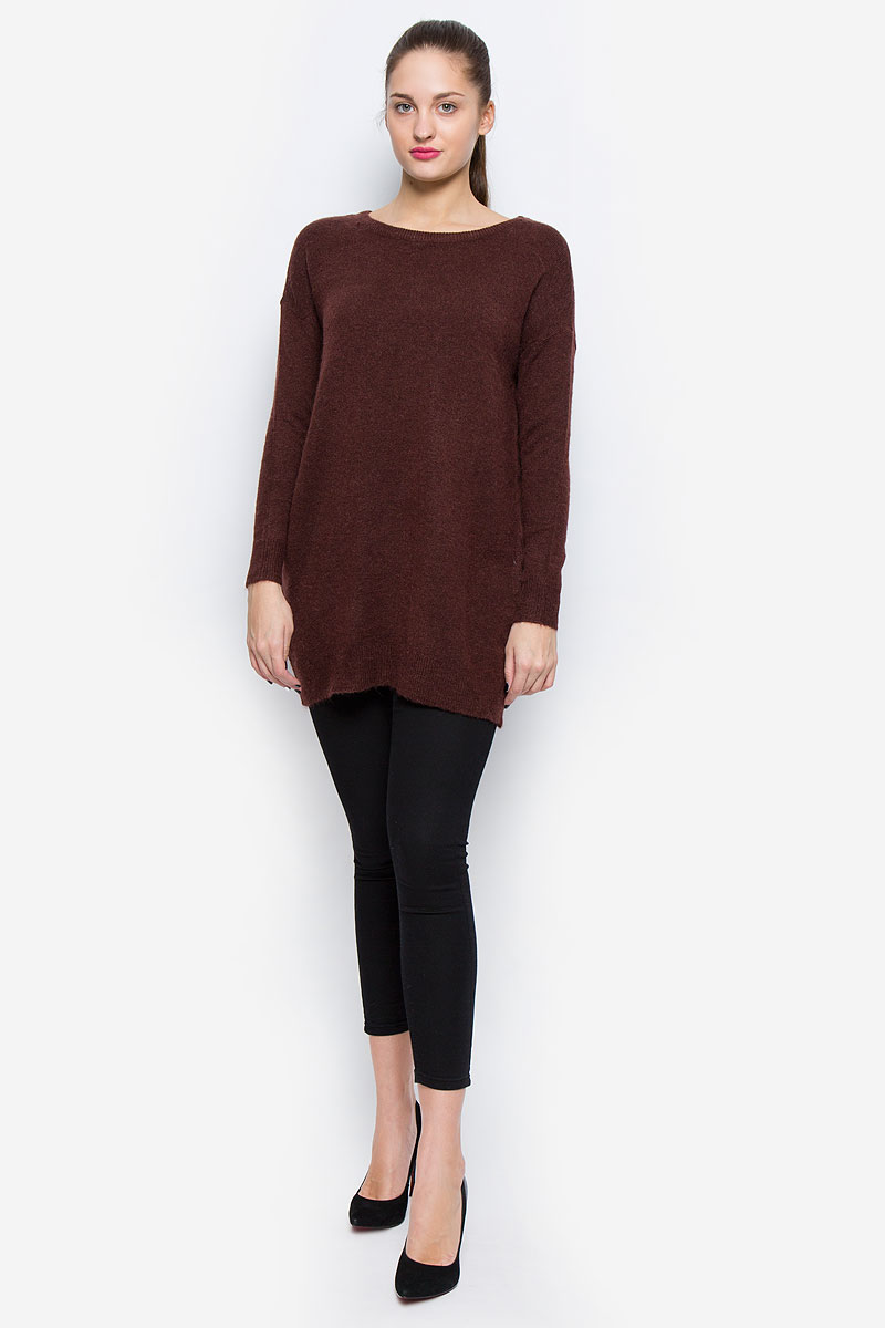 Джемпер10159163_Decadent Chocolate Джемпер10159163_Decadent ChocolateУдлиненный женский джемпер Vero Moda выполнен из акрила с добавлением нейлона, шерсти альпака и эластана. Модель с круглым вырезом горловины и длинными рукавами выполнена в лаконичном стиле. Горловина, манжеты рукавов и низ джемпера связаны резинкой.