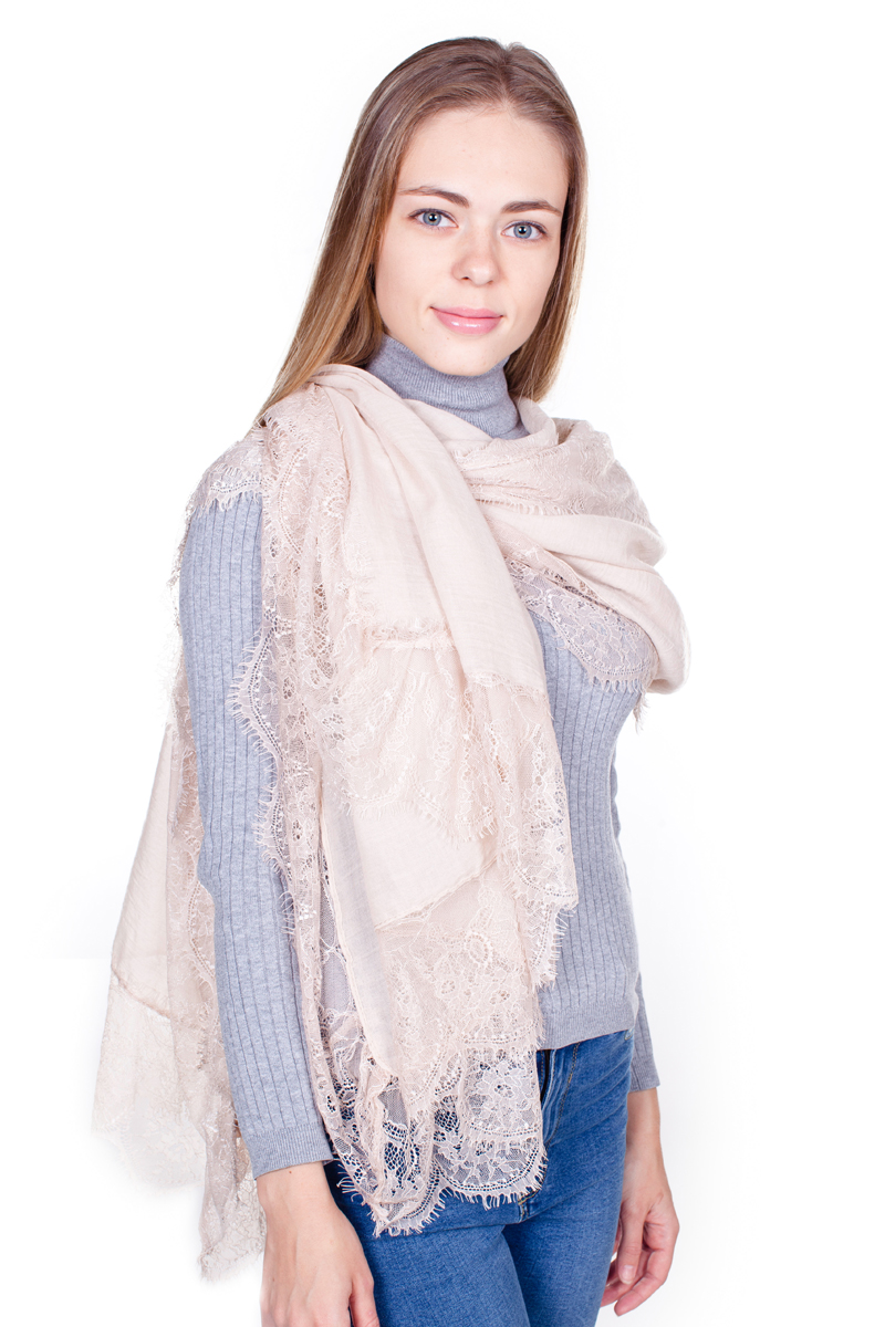 ПалантинYY-21680-15 ПалантинYY-21680-15Стильный женский палантин Sophie Ramage станет великолепным завершением любого наряда. Палантин изготовлен из модала с добавлением шелка, а по краям оформлен ажурной вышивкой и небольшой бахромой. Легкий и изящный палантин поможет вам создать изысканный женственный образ, а также согреет в непогоду.