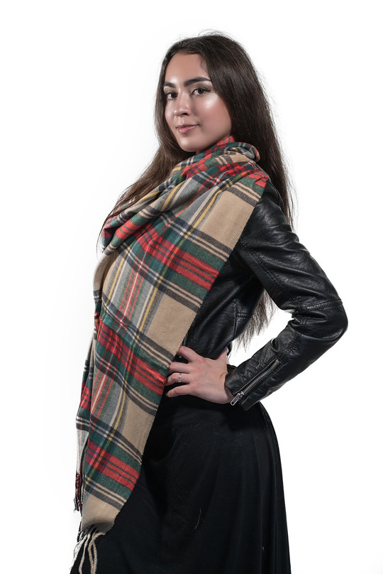 ПалантинYY-21601-16 ПалантинYY-21601-16Стильный женский палантин Sophie Ramage станет великолепным завершением любого наряда. Палантин изготовлен из акрила с добавлением шерсти и оформлен принтом в клетку. По краю модель украшена плетеной бахромой. Теплый и изящный палантин поможет вам создать изысканный женственный образ, а также согреет в непогоду.