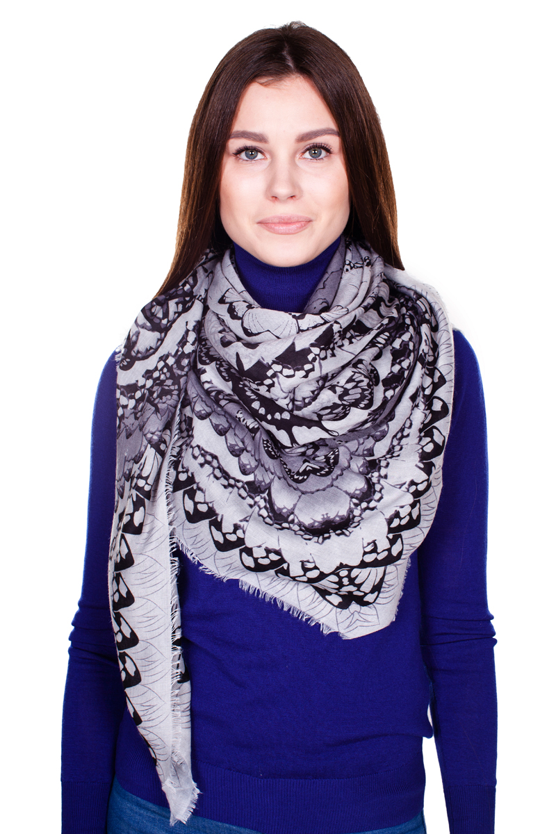 ПлатокYY-21643-13 ПлатокYY-21643-13Стильный женский платок Laura Milano станет великолепным завершением любого наряда. Платок изготовлен из модала с добавлением шерсти и оформлен цветочным принтом. По краям модель дополнена неширокой бахромой. Изящный платок поможет вам создать изысканный женственный образ, а также согреет в непогоду.