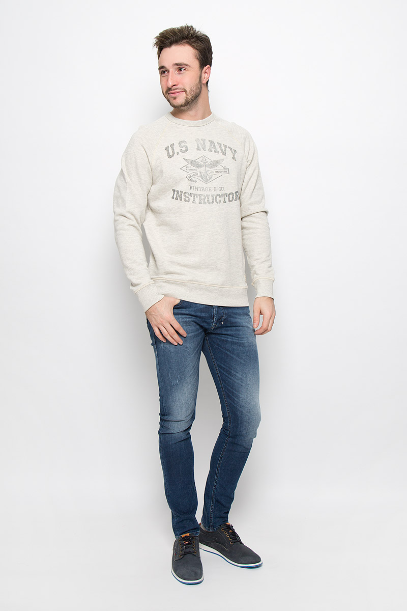 Свитшот12109213_Olive Night Свитшот12109213_Olive NightМужской свитшот Jack & Jones с длинными рукавами-реглан и круглым вырезом горловины имеет прямой крой. Свитшот изготовлен из натурального хлопка. Горловина, манжеты рукавов и низ свитшота дополнены трикотажными резинками. Изделие оформлено принтом и надписью на английском языке в стиле винтаж.