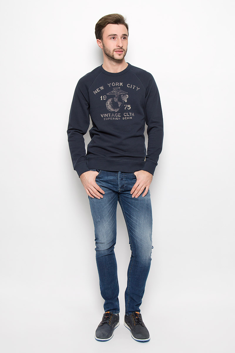 Свитшот12109213_Olive Night Свитшот12109213_Olive NightМужской свитшот Jack & Jones с длинными рукавами-реглан и круглым вырезом горловины имеет прямой крой. Свитшот изготовлен из натурального хлопка. Горловина, манжеты рукавов и низ свитшота дополнены трикотажными резинками. Изделие оформлено принтом и надписью на английском языке в стиле винтаж.