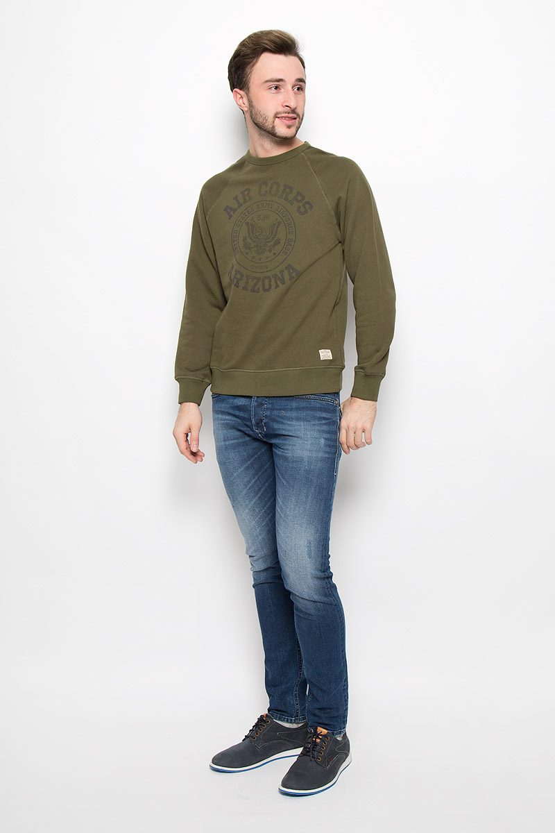 Свитшот12109213_Olive Night Свитшот12109213_Olive NightМужской свитшот Jack & Jones с длинными рукавами-реглан и круглым вырезом горловины имеет прямой крой. Свитшот изготовлен из натурального хлопка. Горловина, манжеты рукавов и низ свитшота дополнены трикотажными резинками. Изделие оформлено принтом и надписью на английском языке в стиле винтаж.
