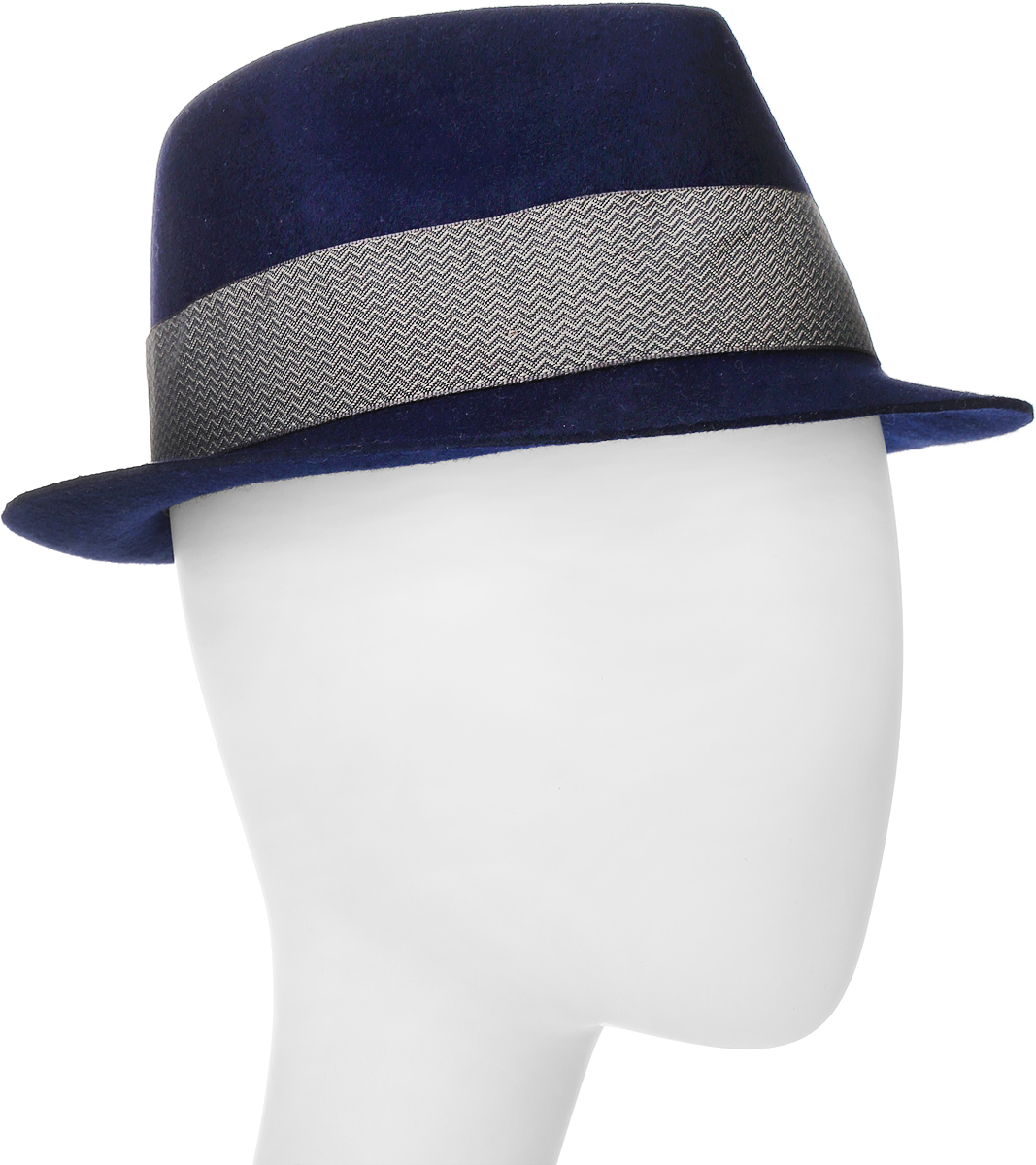 Шляпа600-9305 Шляпа600-9305Элегантная шляпа Goorin Brothers, выполненная из высококачественной натуральной шерсти, дополнит любой образ. Модель с невысокой вертикальной тульей с продольным заломом и загнутыми вверх полями, которые можно изгибать по желанию. Шляпа-федора оформлена узорчатой лентой с перетяжкой, которая обозначена маленьким логотипом Goorin Bros. Внутри модель дополнена плотной тесьмой для комфортной посадки изделия по голове. Аккуратные поля шляпы придадут вашему образу таинственности и шарма. Такая шляпа подчеркнет вашу неповторимость и прекрасный вкус.