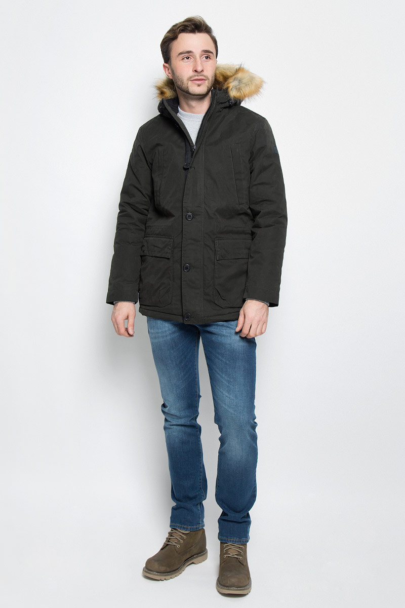 КурткаW4631XURY КурткаW4631XURYМужская куртка Wrangler выполнена из хлопка. Наполнитель - синтепон. Модель с длинными рукавами и несъемным капюшоном на кнопках застегивается на застежку-молнию спереди и имеет ветрозащитный клапан на пуговицах. Изделие дополнено двумя втачными карманами на застежках-молниях и двумя накладными карманами с клапанами на кнопках спереди, а также втачным внутренним карманом на застежке-молнии и внутренним накладным карманом. Рукава дополнены хлястиками с кнопками. Объем капюшона регулируется при помощи шнурка-кулиски.