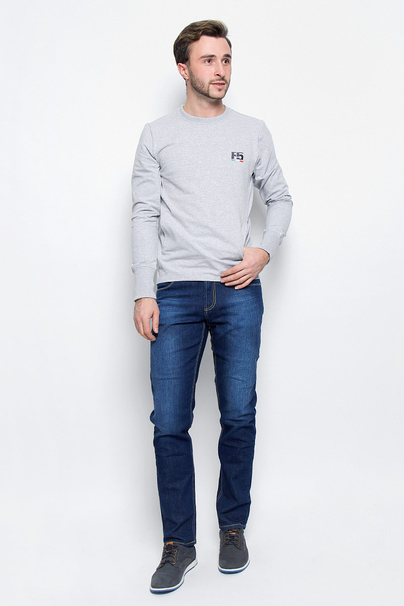 Джинсы160231_09300_Blue denim 1632 str., w.dark Джинсы160231_09300_Blue denim 1632 str., w.darkМужские джинсы F5 выполнены из высококачественного эластичного хлопка. Джинсы прямого кроя и стандартной посадки застегиваются на пуговицу в поясе и ширинку на застежке-молнии, дополнены шлевками для ремня. Джинсы имеют классический пятикарманный крой: спереди модель дополнена двумя втачными карманами и одним маленьким накладным кармашком, а сзади - двумя накладными карманами. Джинсы украшены декоративными потертостями.