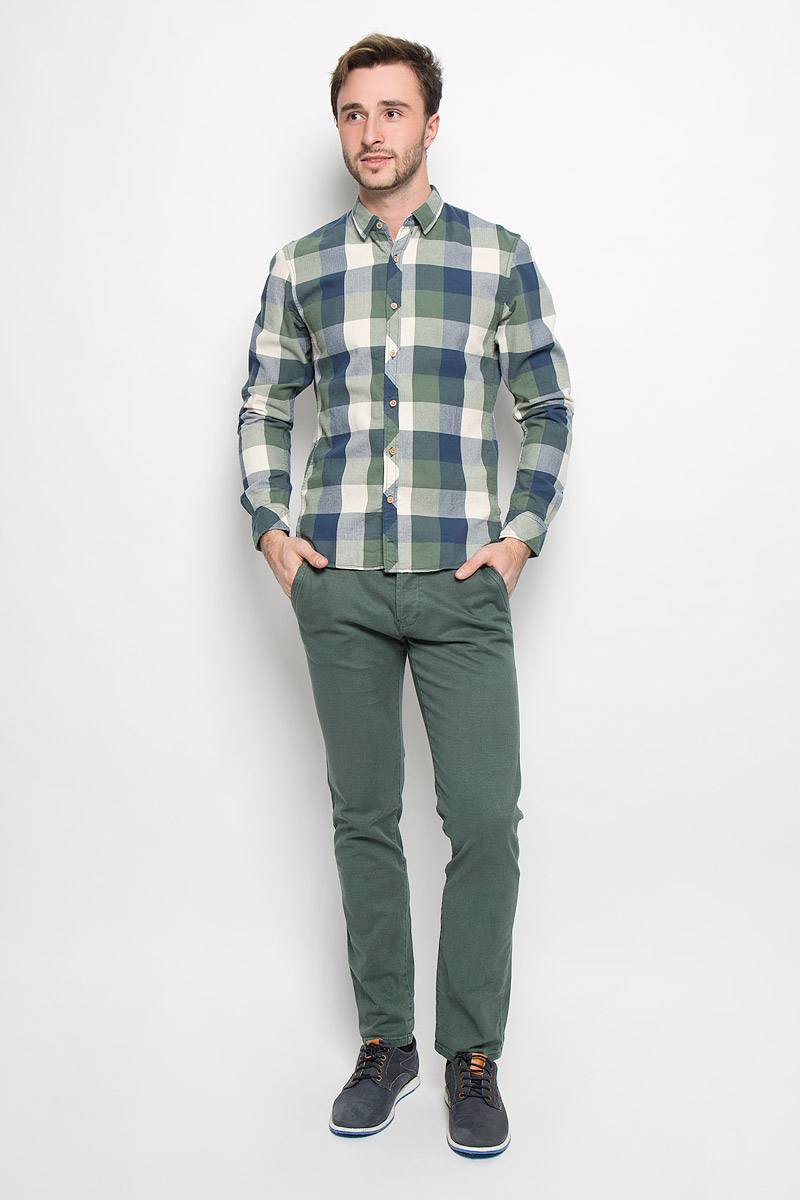 Рубашка2032524.62.12_2801 Рубашка2032524.62.12_2801Мужская рубашка Tom Tailor Denim выполнена из натурального хлопка. Модель приталенного кроя с длинными рукавами и отложным воротником застегивается на пуговицы по всей длине и оформлена принтом в клетку. Манжеты рукавов оснащены застежками-пуговицами.