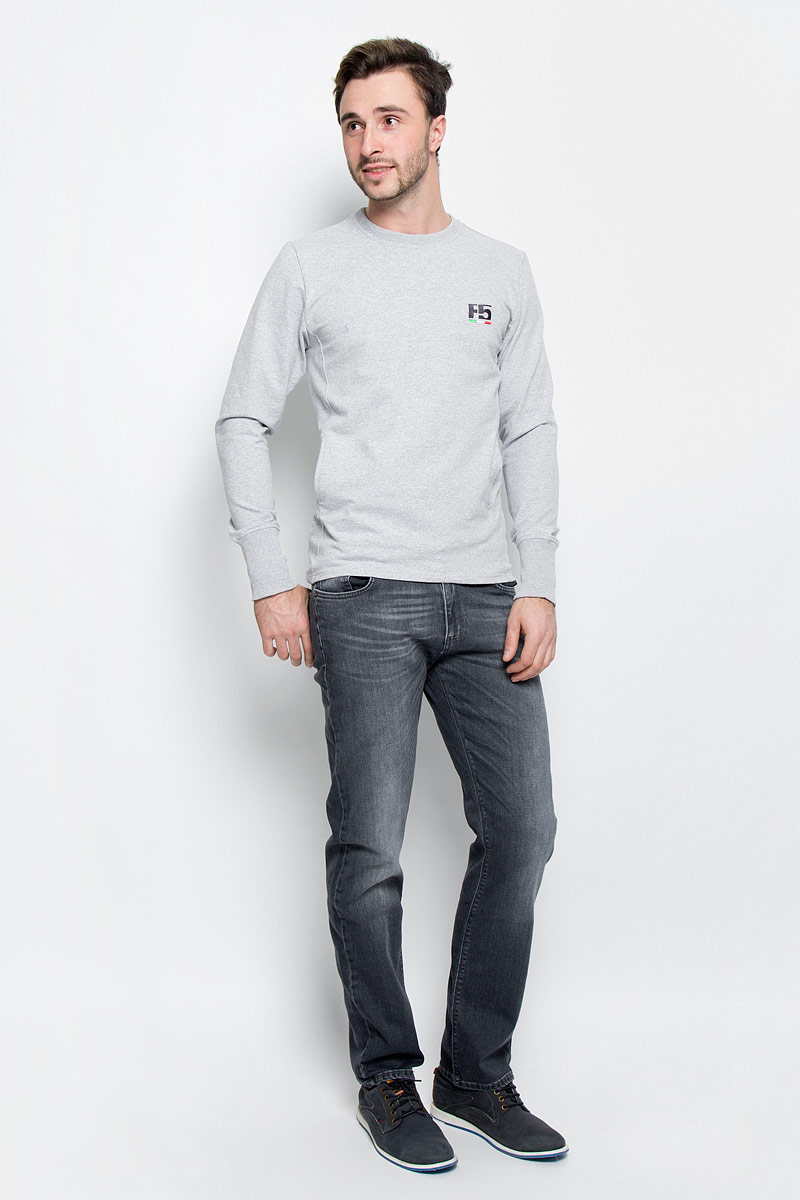 Джинсы265043_09257_Black denim 5533 str., w.medium Джинсы265043_09257_Black denim 5533 str., w.mediumМужские джинсы F5 выполнены из высококачественного эластичного хлопка. Джинсы-слим стандартной посадки застегиваются на пуговицу в поясе и ширинку на застежке-молнии, дополнены шлевками для ремня. Джинсы имеют классический пятикарманный крой: спереди модель дополнена двумя втачными карманами и одним маленьким накладным кармашком, а сзади - двумя накладными карманами. Джинсы украшены декоративными потертостями.
