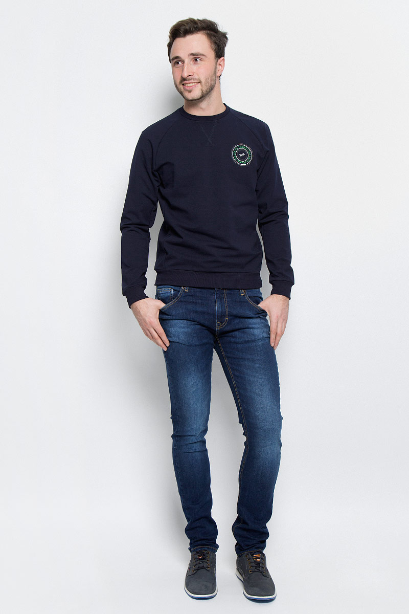 Джинсы265042_09622_Blue denim 12447 str., w.dark Джинсы265042_09622_Blue denim 12447 str., w.darkМужские джинсы F5 выполнены из высококачественного эластичного хлопка. Джинсы-скинни стандартной посадки застегиваются на пуговицу в поясе и ширинку на застежке-молнии, дополнены шлевками для ремня. Джинсы имеют классический пятикарманный крой: спереди модель дополнена двумя втачными карманами и одним маленьким накладным кармашком, а сзади - двумя накладными карманами. Джинсы украшены декоративными потертостями.