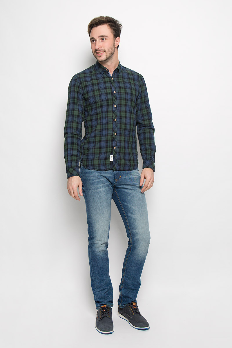 Рубашка2032524.62.12_2999 Рубашка2032524.62.12_2999Мужская рубашка Tom Tailor Denim выполнена из натурального хлопка. Модель приталенного кроя с длинными рукавами и отложным воротником застегивается на пуговицы по всей длине. Рубашка оформлена оригинальным принтом. Манжеты рукавов оснащены застежками-пуговицами.