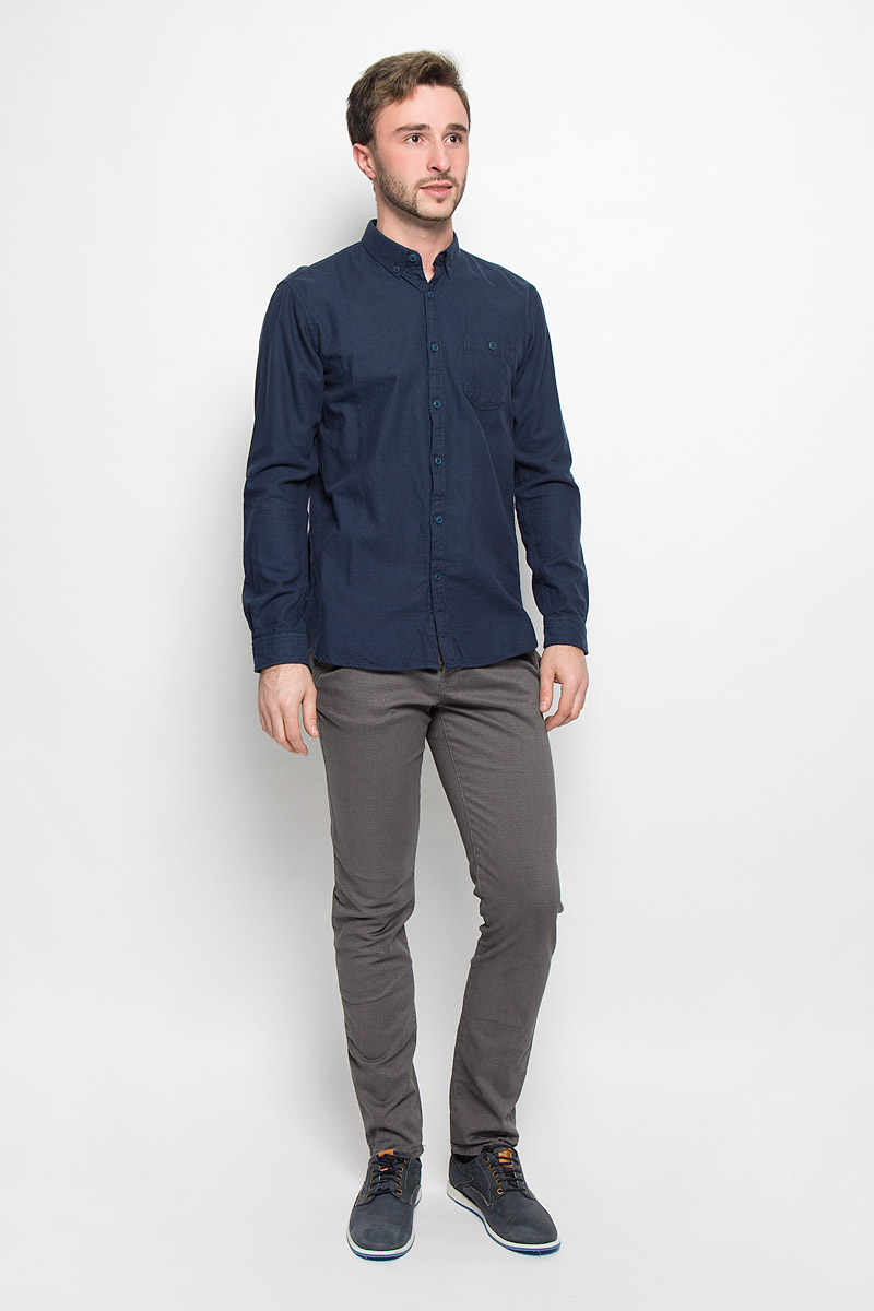 Рубашка2032526.00.12_6748 Рубашка2032526.00.12_6748Мужская рубашка Tom Tailor Denim выполнена из натурального хлопка. Модель классического кроя с длинными рукавами и отложным воротником застегивается на пуговицы по всей длине. Манжеты рукавов и воротник оснащены застежками-пуговицами. На груди расположен накладной карман на пуговице.