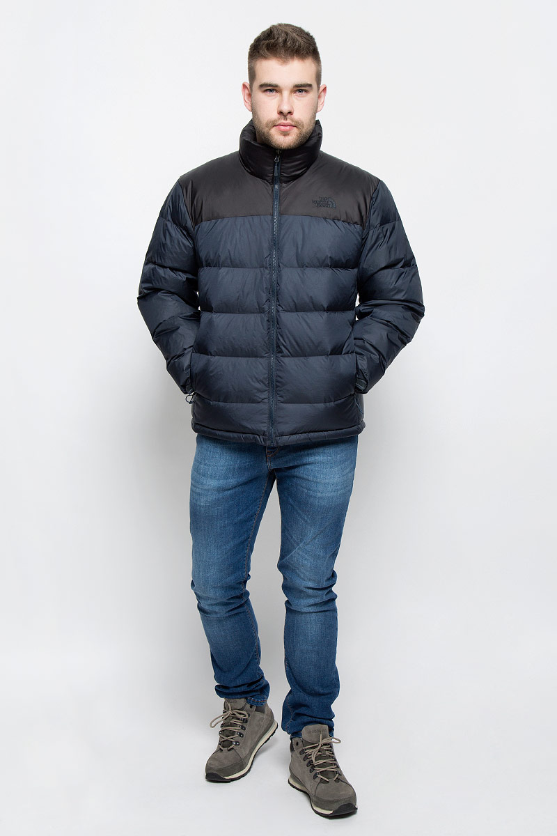 ПуховикT0AUFDM8U ПуховикT0AUFDM8UМужской пуховик The North Face M Nuptse 2 Jacket изготовлен из высококачественного нейлона с водооталкивающей пропиткой. В качестве утеплителя используется гусиный пух и перо, которые отлично сохраняют тепло при температуре до -15 °C. Подкладка выполнена из полиэстера. Пуховик с воротником-стойкой застегивается на застежку-молнию и дополнительно имеет внутреннюю ветрозащитную планку. Низ рукавов дополнен эластичными вставками и хлястиками на кнопках. Объем низу регулируется с помощью эластичного шнурка со стоппером. Спереди имеются два прорезных кармана с на застежках-молниях. Модель оформлена вышитвм логотипом бренда.