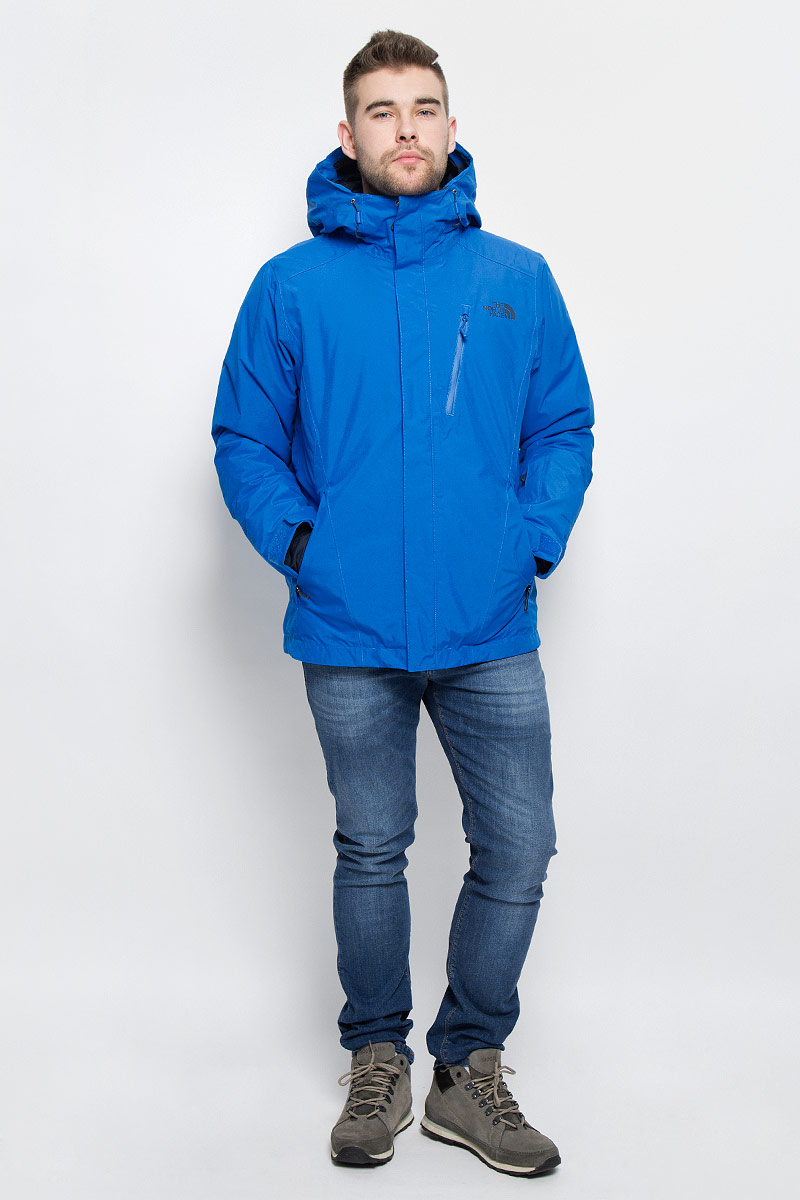 КурткаT0CSK1F89 КурткаT0CSK1F89Мужская куртка The North Face M Descendit Jkt выполнена из высококачественного полиэстера. Материал изготовлен при помощи технологии DryVent, которая обеспечивает превосходные водонепроницаемые и дышащие свойства, и остается сухой как изнутри, так и снаружи. Подкладка изготовлена нейлона. В качестве утеплителя используется полиэстер, который отлично сохраняет тепло. Куртка прямого кроя с несъемным капюшоном застегивается на застежку-молнию с ветрозащитной планкой на липучках и кнопках. Край капюшона дополнен эластичным шнурком со стоплерами. Рукава с внутренней стороны дополнены эластичными манжетами, а с внешней хлястиком на липучке. Проймы рукавов в нижней части дополнены застежками-молниями, которые можно расстегнуть в случае необходимости. Спереди расположено три прорезных кармана на застежке-молнии, с внутренней стороны - большой накладной карман, втачной кармана на застежке-молнии, а также предусмотрено отверстие для наушников. На левом рукаве расположен втачной карман на...