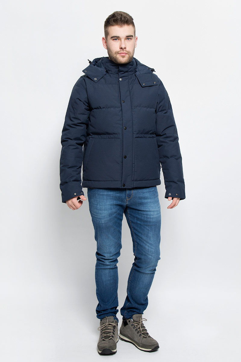 КурткаT92TUBH2G КурткаT92TUBH2GМужская куртка The North Face M Box Canyon Jacket выполнена из полиэстера с добавлением хлопка. Материал изготовлен при помощи технологии DryVent, которая обеспечивает превосходные водонепроницаемые и дышащие свойства, и остается сухой как изнутри, так и снаружи. Подкладка изготовлена из гладкого и приятного на ощупь материала. В качестве утеплителя используется гусиный пух и перо, который отлично сохраняет тепло. Куртка прямого кроя со съемным капюшоном и воротником-стойкой застегивается на застежку-молнию с ветрозащитной планкой на кнопках. Капюшон пристегивается к изделию за счет кнопок. Край капюшона дополнен эластичным шнурком со стоплерами. Рукава с внутренней стороны дополнены эластичными вставками. Спереди расположено два накладных кармана на застежке-молнии, с внутренней стороны - втачной карман на застежке-молнии. Низ дополнен эластичным шнурком со стоплерами. Изделие оформлено вышитым фирменным логотипом.