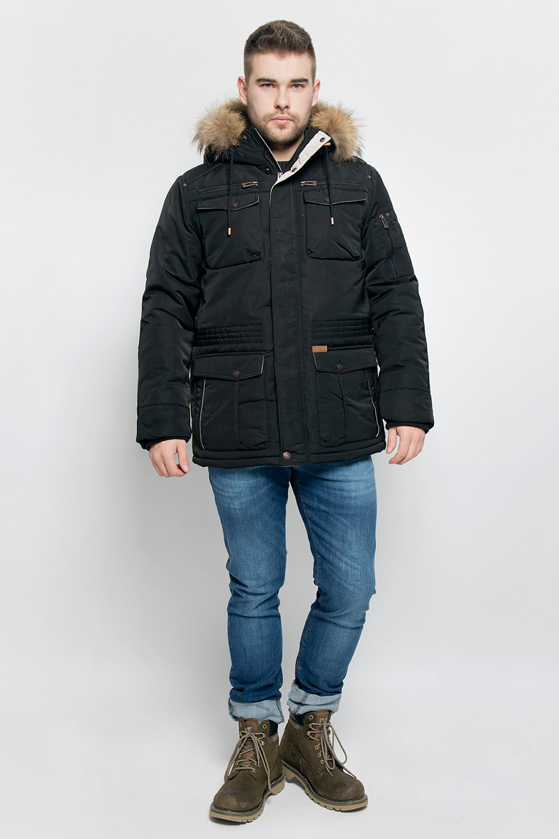 КурткаB536522_BLACK КурткаB536522_BLACKМужская куртка Baon изготовлена из высококачественного полиэстера. В качестве утеплителя и подкладки используется полиэстер. Куртка с несъемным капюшоном застегивается на застежку-молнию с двумя бегунками и дополнительно имеет ветрозащитную планку на кнопках. Капюшон оснащен шнурками со стопперами и оформлен натуральным мехом, который пристегивается к нему за счет кнопок. Низ рукавов дополнен эластичными манжетами. Объем по линии талии регулируется с помощью эластичного шнурка со стоппером. Спереди имеется шесть накладных карманов с клапанами на кнопках и два прорезных кармана на застежках-молниях, с внутренней стороны - два прорезных кармана на застежках-молниях. На левом рукаве расположен накладной карман на застежке-молнии. Модель оформлена фирменными нашивками.
