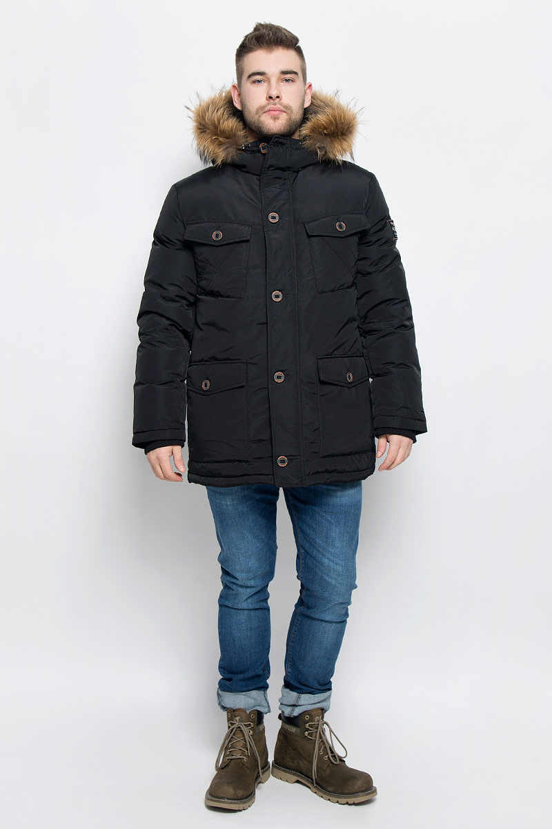 ПуховикB506515_MINK ПуховикB506515_MINKМужской пуховик Baon изготовлен из высококачественного полиэстера. В качестве утеплителя используется натуральный пух. Куртка с несъемным капюшоном застегивается на застежку-молнию с двумя бегунками и дополнительно имеет ветрозащитную планку на пуговицах. Капюшон оснащен эластичными шнурками со стопперами и оформлен натуральным мехом, который пристегивается к нему за счет кнопок. Низ рукавов дополнен внутренними эластичными манжетами. Объем по линии талии регулируется с помощью эластичного шнурка со стоппером. Спереди имеются шесть накладных карманов, четыре из которых с клапанами на пуговицах, с внутренней стороны - один прорезной карман на застежке-молнии и накладной карман на пуговице. Модель оформлена фирменными нашивками.