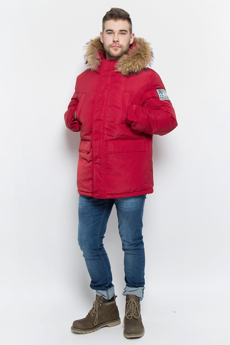 ПуховикB506523_DEEP NAVY ПуховикB506523_DEEP NAVYМужской пуховик Baon изготовлен из высококачественного полиэстера. В качестве утеплителя используется натуральный пух. Куртка с несъемным капюшоном застегивается на застежку-молнию с двумя бегунками и дополнительно имеет ветрозащитную планку на кнопках. Капюшон оснащен эластичными шнурками со стопперами и оформлен натуральным мехом, который пристегивается к нему за счет застежки-молнии. Низ рукавов дополнен хлястиками на кнопках. Объем по линии талии регулируется с помощью эластичного шнурка со стоппером. Спереди имеются четыре прорезных кармана с клапанами на кнопках, с внутренней стороны - два прорезных кармана на застежках-молниях. Модель оформлена фирменными нашивками.