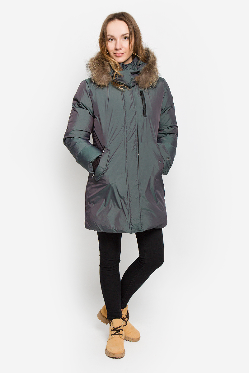 ПуховикB006547_DARK NAVY ПуховикB006547_DARK NAVYЖенский пуховик Baon с длинными рукавами, воротником-стойкой и съемным капюшоном на застежке-молнии выполнен из прочного полиэстера с добавлением полиамида. Наполнитель - натуральный пух и перо. Объем капюшона регулируется при помощи шнурка-кулиски. Капюшон украшен натуральным мехом на липучках. Модель застегивается на застежку-молнию спереди и имеет ветрозащитный клапан на кнопках. Изделие дополнено четырьмя втачными карманами на застежках-молниях спереди и внутренним втачным карманом на застежке-молнии. Рукава оснащены внутренними трикотажными манжетами.