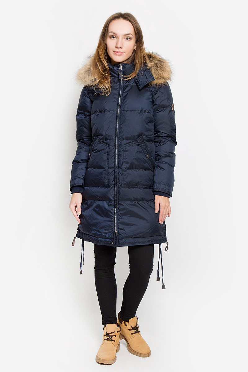ПуховикB026515_DARK NAVY ПуховикB026515_DARK NAVYЖенский пуховик Baon с длинными рукавами, воротником-стойкой и съемным капюшоном на застежке-молнии выполнен из прочного полиэстера. Наполнитель - натуральный пух и перо. Капюшон украшен натуральным мехом на пуговицах. Модель застегивается на застежку-молнию спереди, низ застегивается на кнопку. Изделие дополнено двумя накладными карманами с клапанами на кнопках спереди, а также внутренним втачным карманом на молнии. Рукава оснащены внутренними трикотажными манжетами. Объем низа регулируется при помощи шнурков-кулисок.