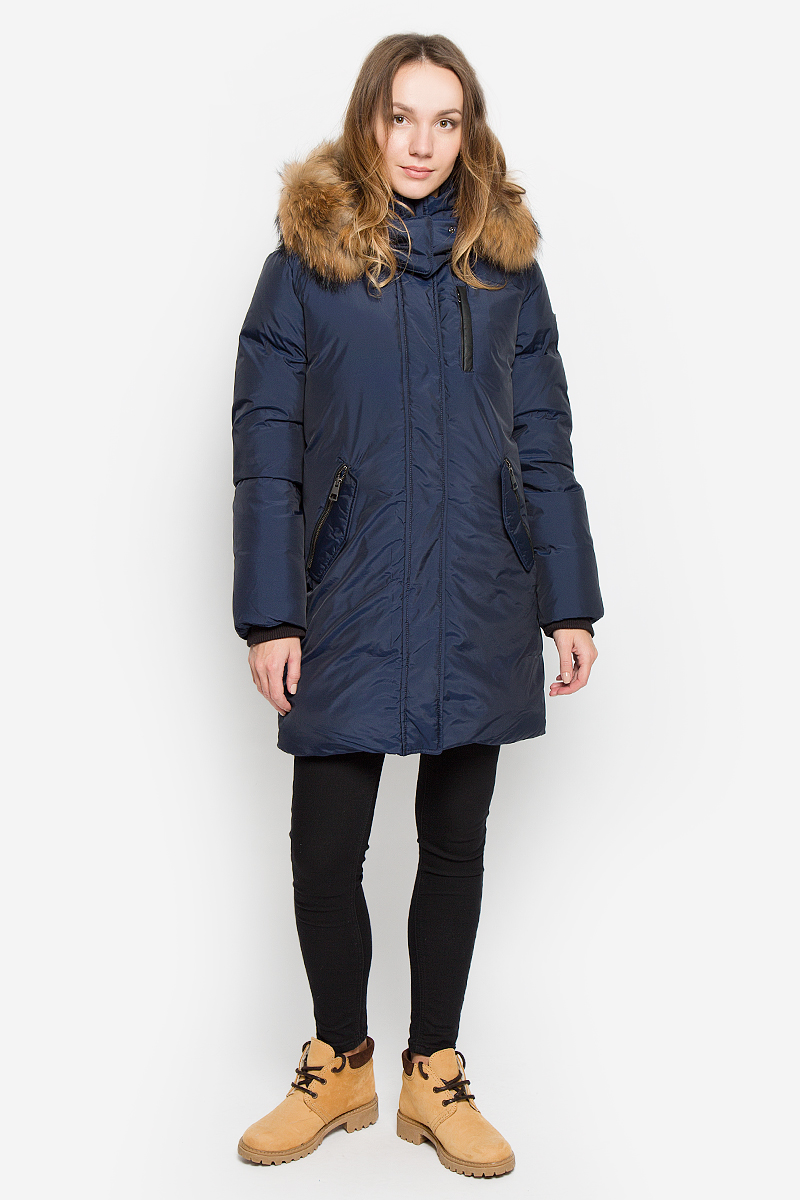 ПуховикB006547_DARK NAVY ПуховикB006547_DARK NAVYЖенский пуховик Baon с длинными рукавами, воротником-стойкой и съемным капюшоном на застежке-молнии выполнен из прочного полиэстера с добавлением полиамида. Наполнитель - натуральный пух и перо. Объем капюшона регулируется при помощи шнурка-кулиски. Капюшон украшен натуральным мехом на липучках. Модель застегивается на застежку-молнию спереди и имеет ветрозащитный клапан на кнопках. Изделие дополнено четырьмя втачными карманами на застежках-молниях спереди и внутренним втачным карманом на застежке-молнии. Рукава оснащены внутренними трикотажными манжетами.