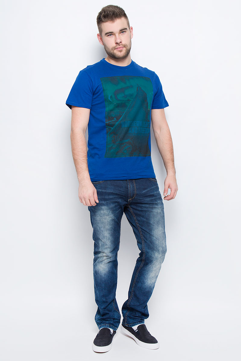 ФутболкаTs-211/1094-6436 ФутболкаTs-211/1094-6436Мужская футболка Sela Casual Wear с короткими рукавами и круглым вырезом горловины выполнена из натурального хлопка. Футболка украшена крупным принтом с изображением альпиниста на вершине горы под северным сиянием.