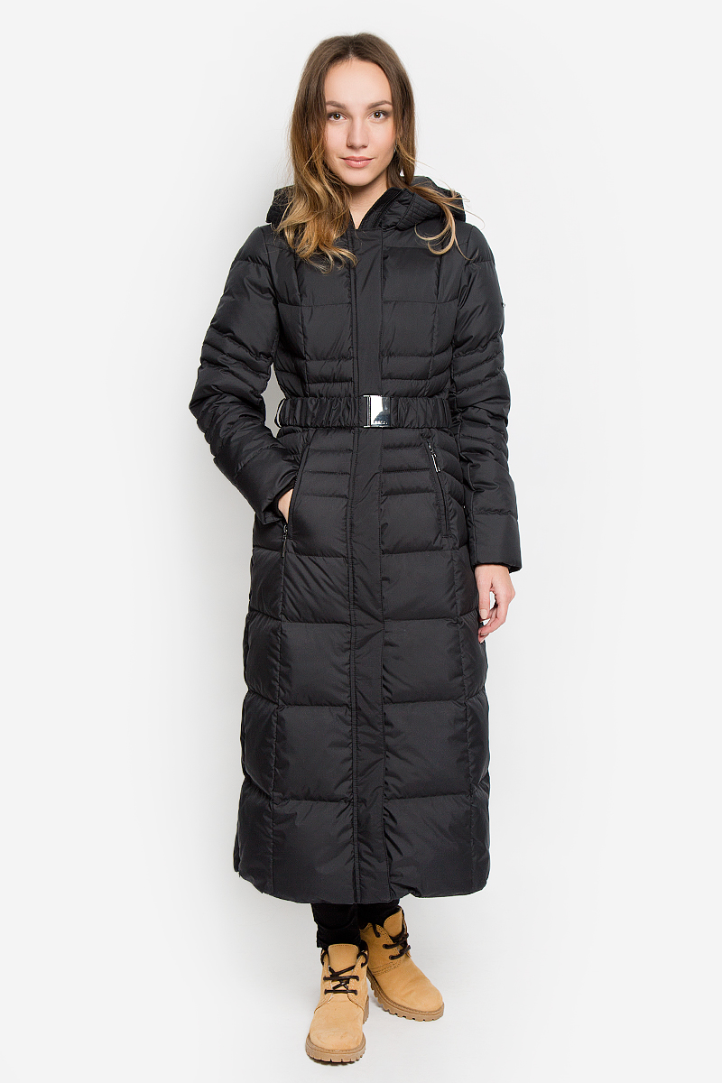 ПуховикB006569_BLACK ПуховикB006569_BLACKДлинный женский пуховик Baon изготовлен из высококачественного полиэстера. В качестве утеплителя используется натуральный пух. Модель с несъемным капюшоном, дополненным эластичным шнурком, застегивается на застежку-молнию и на ветрозащитный клапан с кнопками. Спереди расположены два прорезных кармана на застежках-молниях. Модель дополнена на талии эластичным поясом с металлической пряжкой. Манжеты рукавов дополнены трикотажными напульсниками. Нижняя часть модели по боковым швам оснащена застежками-молниями.