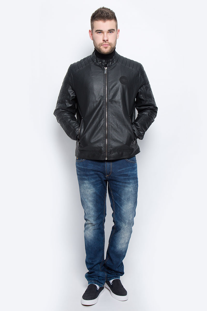 КурткаB536533_BLACK КурткаB536533_BLACKМужская куртка Baon выполнена из полиуретана. В качестве подкладки используется полиэстер. Модель с длинными рукавами и воротником-стойкой застегивается на застежку-молнию. Низ рукавов дополнен манжетами на кнопках. Спереди расположено два прорезных кармана на застежке-молнии, а с внутренней стороны - два накладных кармана. Куртка оформлена фирменной нашивкой.
