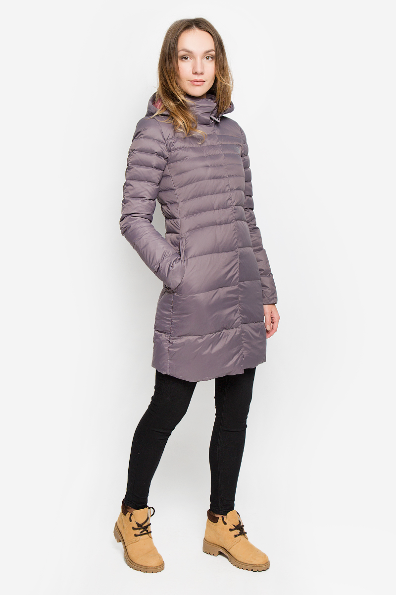 ПальтоT92TUMHCW ПальтоT92TUMHCWСтильное женское пальто The North Face Kings Canyon Parka изготовлено из высококачественного нейлона. В качестве утеплителя используется гусиный пух с добавлением гусиного пера. Пальто с воротником-стойкой и съемным капюшоном, дополненным эластичным шнурком, застегивается на пластиковую молнию и на клапан с кнопками. Капюшон пристегивается к пальто с помощью застежки-молнии. Спереди расположены два прорезных кармана на застежках-молниях. Нижняя часть рукавов с внутренней стороны присборена.