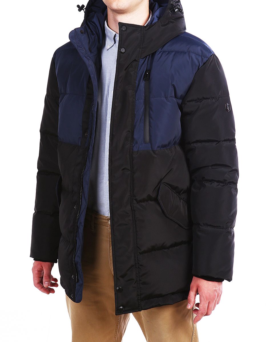 Пуховик16605_Navy/Black Пуховик16605_Navy/BlackМужской пуховик Xaska изготовлен из высококачественного полиэстера. В качестве утеплителя используется гусиный пух с добавлением полиэстера. Пуховик с несъемным капюшоном застегивается на застежку-молнию, а также дополнительно имеет ветрозащитную планку на кнопках. Капюшон оснащен текстильным шнурком со стопперами. Рукава дополнены внутренними эластичными манжетами. Объем по низу регулируется с помощью эластичного шнурка со стопперами. Спереди расположены два кармана с клапанами на кнопках и один карман на застежки молнии на груди, внутри два прорезных кармана на застежках-молниях. На левом рукаве расположена небольшая металлическая пластина с названием бренда.