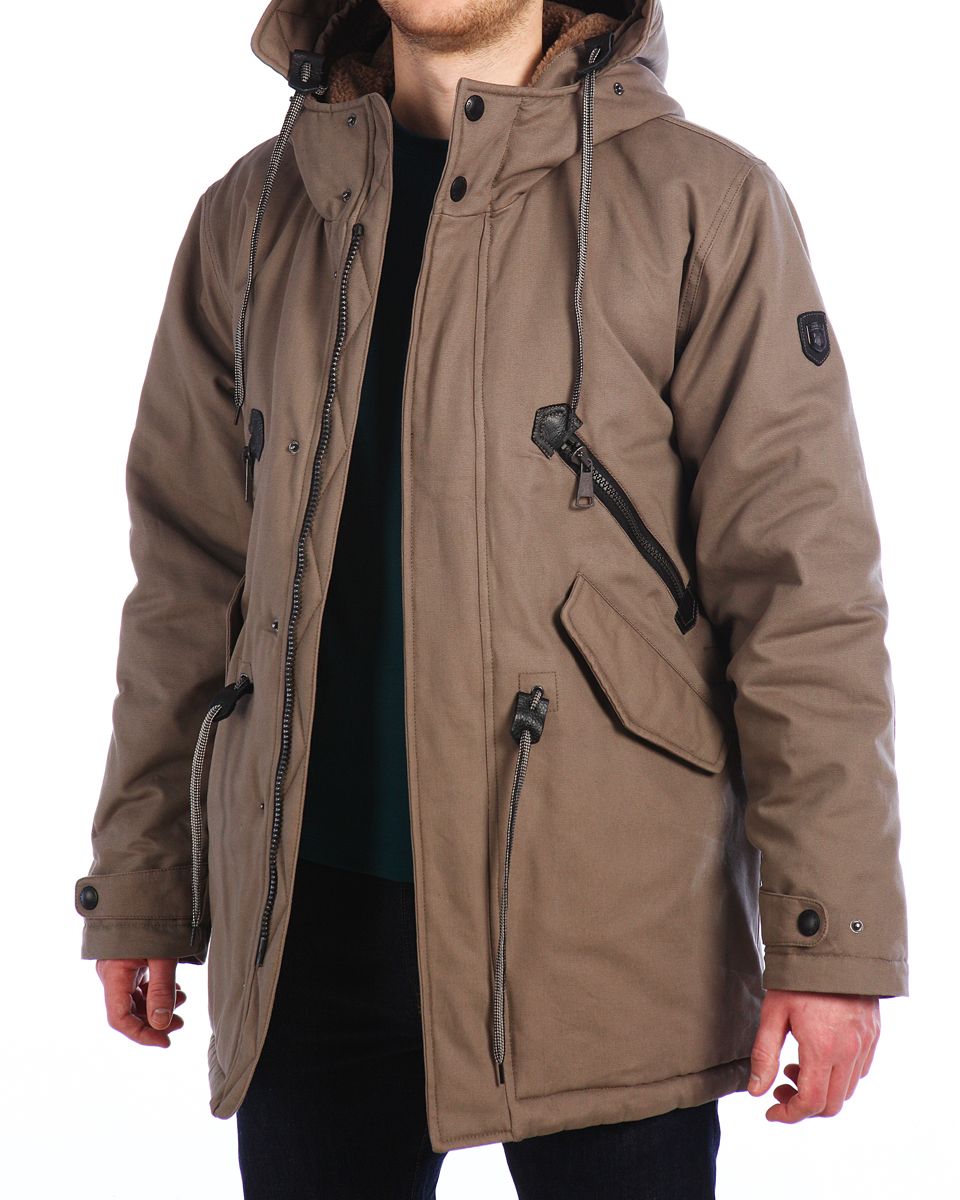 Куртка15512_Walnut Куртка15512_WalnutМужская куртка Xaska изготовлена из натурального хлопка. В качестве утеплителя используется полиэстер. Куртка с несъемным капюшоном застегивается на застежку-молнию, а также дополнительно имеет ветрозащитную планку на кнопках. Капюшон оснащен текстильным шнурком со стопперами и дополнительно регулируется при помощи хлястика на кнопке. Рукава дополнены внутренними эластичными манжетами и дополнены хлястиками на кнопках. Объем по низу и талии регулируется с помощью эластичного шнурка со стопперами. Спереди имеются четыре кармана на застежках-молниях и кнопках, внутри расположены два прорезных кармана на молнии. На левом рукаве расположена небольшая металлическая пластина с названием бренда.