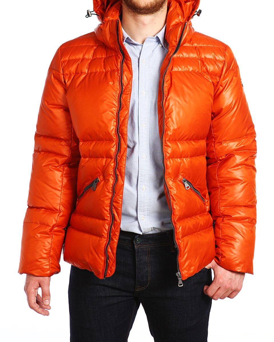 Пуховик15507_Urban Red Пуховик15507_Urban RedПуховик мужской Xaska изготовлена из высококачественного полиэстера. В качестве утеплителя используется гусиный пух с добавлением пера. Пуховик с съемным капюшоном застегивается на застежку-молнию, а также дополнительно имеет внутреннюю ветрозащитную планку. Капюшон оснащен текстильным шнурком со стопперами. Капюшон крепиться к пуховику при помощи застежки- молнии. Рукава дополнены внутренними эластичными манжетами. Объем по низу регулируется с помощью эластичного шнурка со стопперами. Спереди имеются два прорезных кармана на застежках-молниях, внутри модель также дополнена двумя карманами на застежках-молниях. На левом рукаве расположена небольшая металлическая пластина с названием бренда.