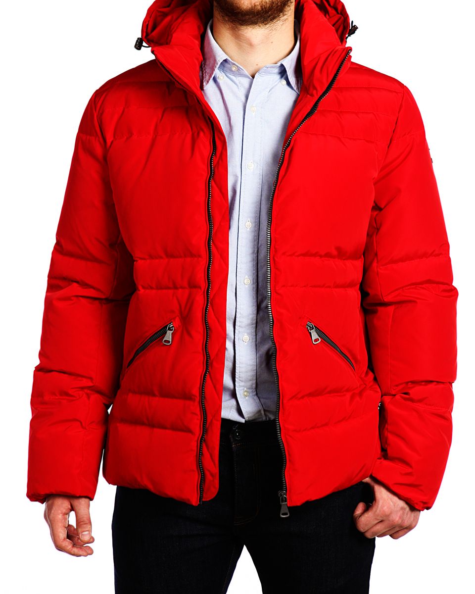 Пуховик15507_Urban Red Пуховик15507_Urban RedПуховик мужской Xaska изготовлена из высококачественного полиэстера. В качестве утеплителя используется гусиный пух с добавлением пера. Пуховик с съемным капюшоном застегивается на застежку-молнию, а также дополнительно имеет внутреннюю ветрозащитную планку. Капюшон оснащен текстильным шнурком со стопперами. Капюшон крепиться к пуховику при помощи застежки- молнии. Рукава дополнены внутренними эластичными манжетами. Объем по низу регулируется с помощью эластичного шнурка со стопперами. Спереди имеются два прорезных кармана на застежках-молниях, внутри модель также дополнена двумя карманами на застежках-молниях. На левом рукаве расположена небольшая металлическая пластина с названием бренда.