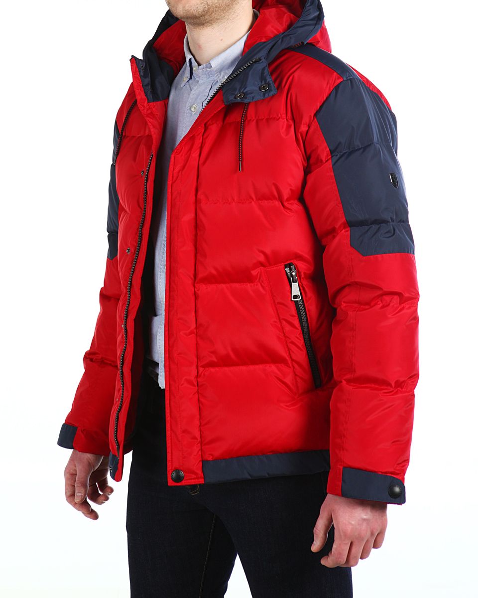 Пуховик16509_Red Fire/Navy Пуховик16509_Red Fire/NavyМужской пуховик Xaska изготовлен из высококачественного полиэстера. В качестве утеплителя используется гусиный пух с добавлением пера. Пуховик с несъемным капюшоном застегивается на застежку-молнию, а также дополнительно имеет ветрозащитную планку на кнопках. Капюшон оснащен текстильным шнурком со стопперами. Рукава дополнены внутренними эластичными манжетами и дополнены хлястиками на кнопках. Объем по низу регулируется с помощью эластичного шнурка со стопперами. Спереди имеются два прорезных кармана на застежках-молниях, на внутренней стороне также имеются два прорезных кармана на молниях. На левом рукаве расположена небольшая металлическая пластина с названием бренда.