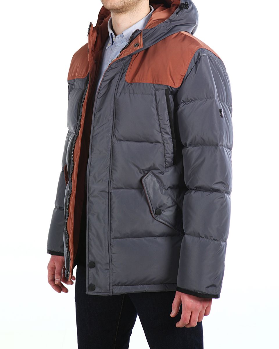 Пуховик16505_Steel/Cooper Пуховик16505_Steel/CooperПуховик мужской Xaska изготовлен из высококачественного полиэстера. В качестве утеплителя используется гусиный пух с добавлением пера. Пуховик с несъемным капюшоном застегивается на застежку-молнию, а также дополнительно имеет ветрозащитную планку на кнопках. Капюшон оснащен текстильным шнурком со стопперами. Рукава дополнены внутренними эластичными манжетами. Объем по низу регулируется с помощью эластичного шнурка со стопперами. Спереди имеются два кармана с клапанами на кнопках и два кармана на груди на застежках-молниях. Внутри расположены два прорезных кармана на застежках-молниях. На левом рукаве расположена небольшая металлическая пластина с названием бренда.