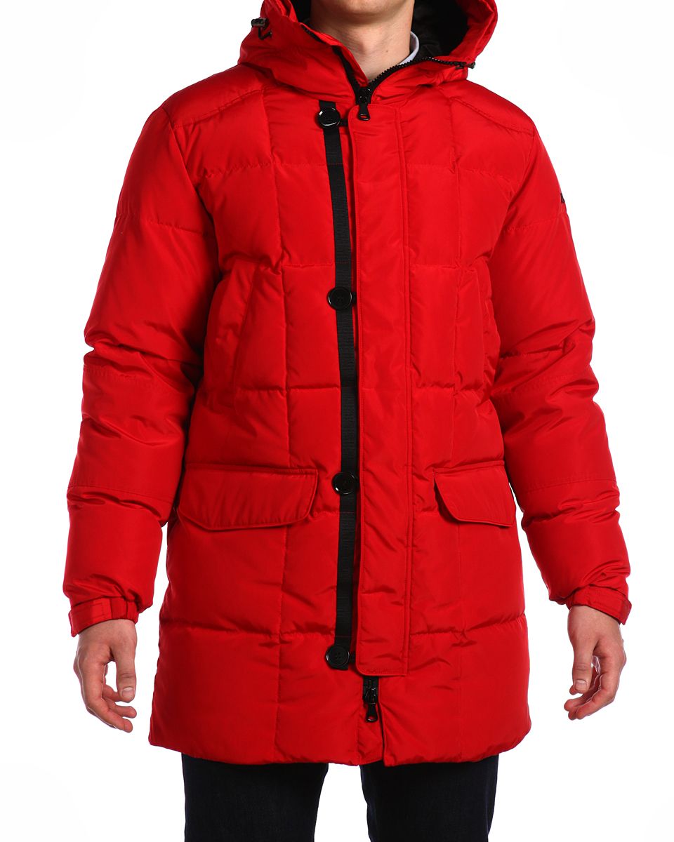 Пуховик14414_Urban Red Пуховик14414_Urban RedМужской удлиненный пуховик Xaska изготовлен из высококачественного полиэстера. В качестве утеплителя используется гусиный пух и перо. Пуховик с несъемным капюшоном застегивается на застежку-молнию, а также дополнительно имеет ветрозащитную планку на пуговицах. Капюшон оснащен эластичной резинкой со стопперами, а его внутренняя сторона выполнена из мягкого флиса. Рукава дополнены хлястиком на липучке и эластичными резинками. Объем по низу регулируется с помощью эластичного шнурка со стопперами. Спереди расположены два кармана с клапанами и два без застежек на груди, с внутренней два прорезных кармана на застежках-молниях. Левый рукав украшен принтовой вышивкой с названием бренда.