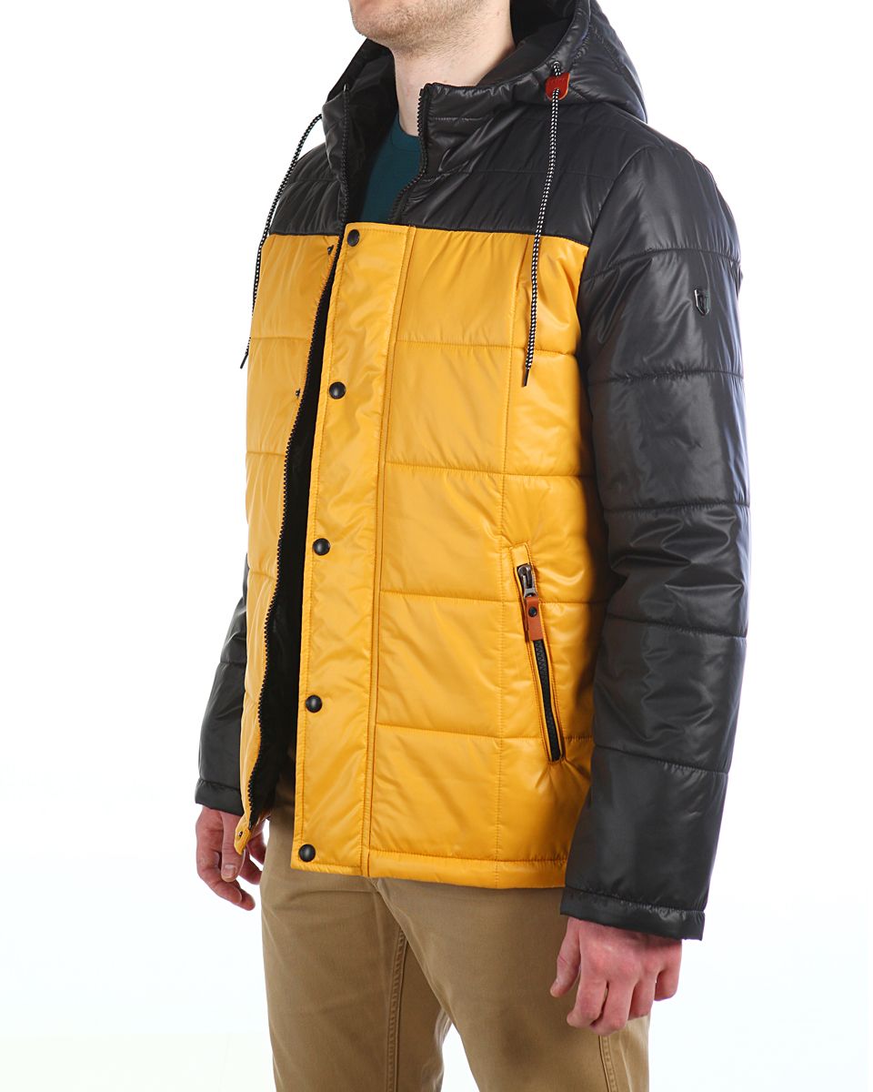 Куртка16603_Navy/Red Fire Куртка16603_Navy/Red FireМужская куртка Xaska изготовлена из высококачественного полиэстера. В качестве утеплителя используется полиэстер. Куртка с несъемным капюшоном застегивается на застежку-молнию, а также дополнительно имеет ветрозащитную планку на кнопках. Капюшон оснащен текстильным шнурком со стопперами. Рукава дополнены внутренними эластичными манжетами. Объем по низу регулируется с помощью эластичного шнурка со стопперами. Спереди имеются два прорезных кармана на застежках-молниях, на внутренней стороне также имеются два прорезных кармана на молниях. На левом рукаве расположена небольшая металлическая пластина с названием бренда.