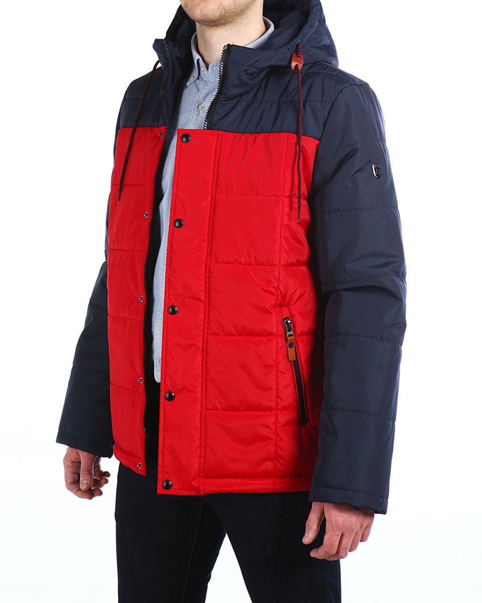 Куртка16603_Navy/Red Fire Куртка16603_Navy/Red FireМужская куртка Xaska изготовлена из высококачественного полиэстера. В качестве утеплителя используется полиэстер. Куртка с несъемным капюшоном застегивается на застежку-молнию, а также дополнительно имеет ветрозащитную планку на кнопках. Капюшон оснащен текстильным шнурком со стопперами. Рукава дополнены внутренними эластичными манжетами. Объем по низу регулируется с помощью эластичного шнурка со стопперами. Спереди имеются два прорезных кармана на застежках-молниях, на внутренней стороне также имеются два прорезных кармана на молниях. На левом рукаве расположена небольшая металлическая пластина с названием бренда.