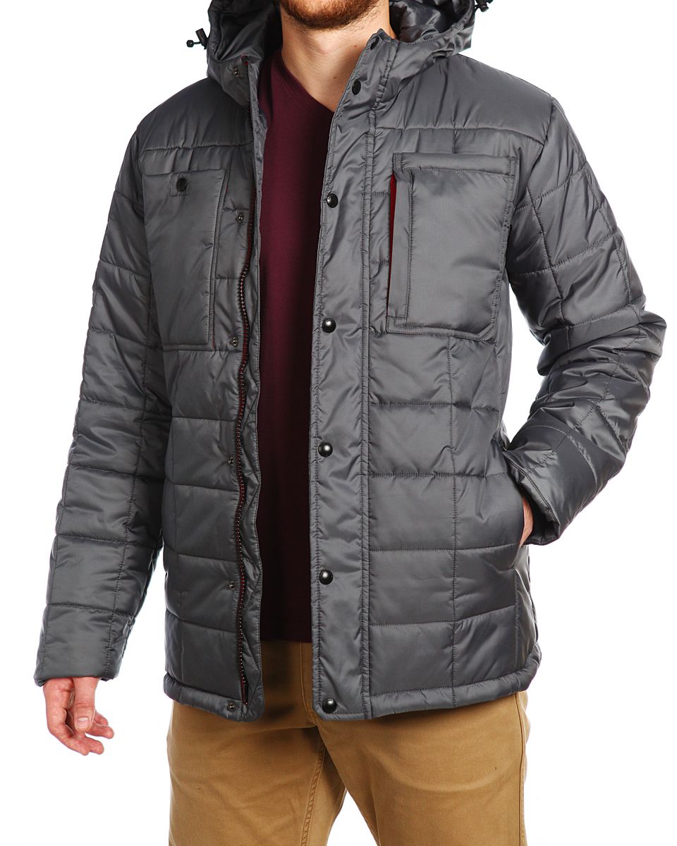 Куртка15506_Urban Red Куртка15506_Urban RedМужская куртка Xaska изготовлена из высококачественного полиэстера. В качестве утеплителя используется полиэстер. Куртка с несъемным капюшоном застегивается на застежку-молнию, а также дополнительно имеет ветрозащитную планку на кнопках. Капюшон оснащен текстильным шнурком со стопперами. Рукава дополнены внутренними эластичными манжетами. Спереди расположены два накладных кармана и три прорезных. Внутри изделие дополнено двумя прорезными карманами на застежках-молниях.