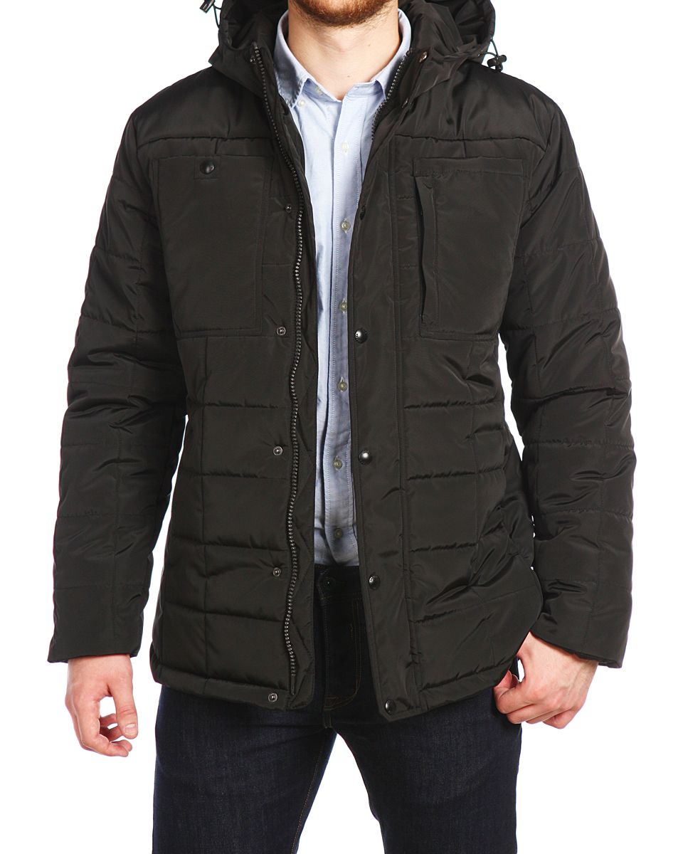 Куртка16506_Black Куртка16506_BlackМужская куртка Xaska выполнена из 100% полиэстера. В качестве подкладки также используется полиэстер, а в качестве утеплителя - термофинн. Термофинн разработан специально для российских условий, содержит сертифицированные безопасные компоненты и гипоаллерген. Такой материал долговечен и надежен, выдерживает большое количество стирок и отлично сохраняет форму, а также быстро высыхает после намокания. Модель с несъемным капюшоном застегивается на застежку-молнию с двумя бегунками и имеет ветрозащитную планку на кнопках. Край капюшона дополнен эластичным шнурком-кулиской со стоплерами. Низ рукавов дополнен внутренними эластичными манжетами. Спереди расположено два втачных кармана на кнопках и два накладных кармана, один из которых открытый, а второй на кнопке и небольшой боковой карман на застежке-молнии. С внутренней стороны расположено два прорезных кармана на застежках-молниях. Куртка оформлена фирменной, металлической нашивкой.