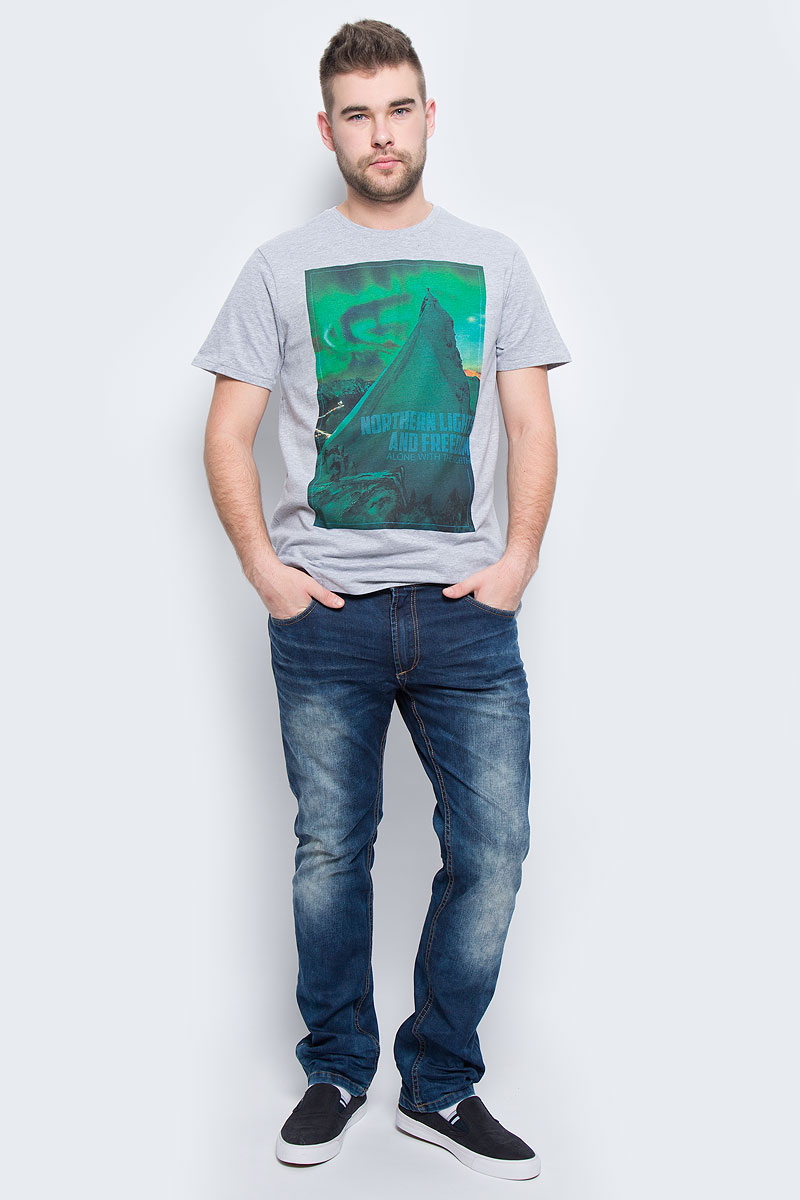 ФутболкаTs-211/1094-6436 ФутболкаTs-211/1094-6436Мужская футболка Sela Casual Wear с короткими рукавами и круглым вырезом горловины выполнена из натурального хлопка. Футболка украшена крупным принтом с изображением альпиниста на вершине горы под северным сиянием.