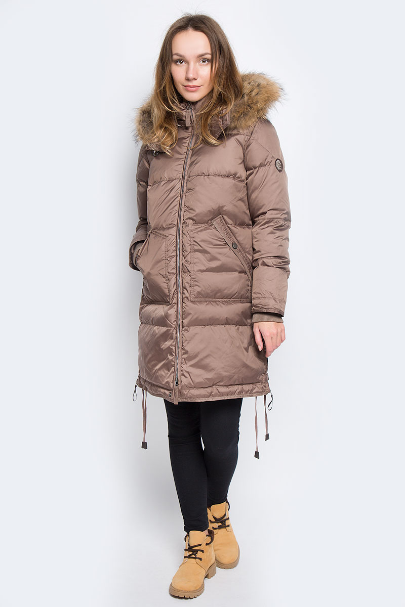 ПуховикB026515_DARK NAVY ПуховикB026515_DARK NAVYЖенский пуховик Baon с длинными рукавами, воротником-стойкой и съемным капюшоном на застежке-молнии выполнен из прочного полиэстера. Наполнитель - натуральный пух и перо. Капюшон украшен натуральным мехом на пуговицах. Модель застегивается на застежку-молнию спереди, низ застегивается на кнопку. Изделие дополнено двумя накладными карманами с клапанами на кнопках спереди, а также внутренним втачным карманом на молнии. Рукава оснащены внутренними трикотажными манжетами. Объем низа регулируется при помощи шнурков-кулисок.