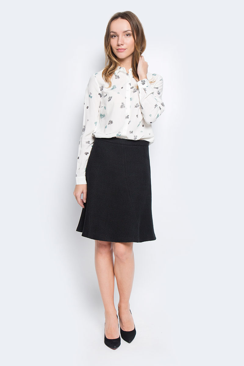БлузкаB-112/1136-6434 БлузкаB-112/1136-6434Женская блузка Sela Casual выполнена из 100% вискозы. Модель с отложным воротником и длинными рукавами застегивается на пуговицы скрытые под планкой. Низ рукавов дополнен манжетами на пуговицах. Модель оформлена оригинальным рисунком.